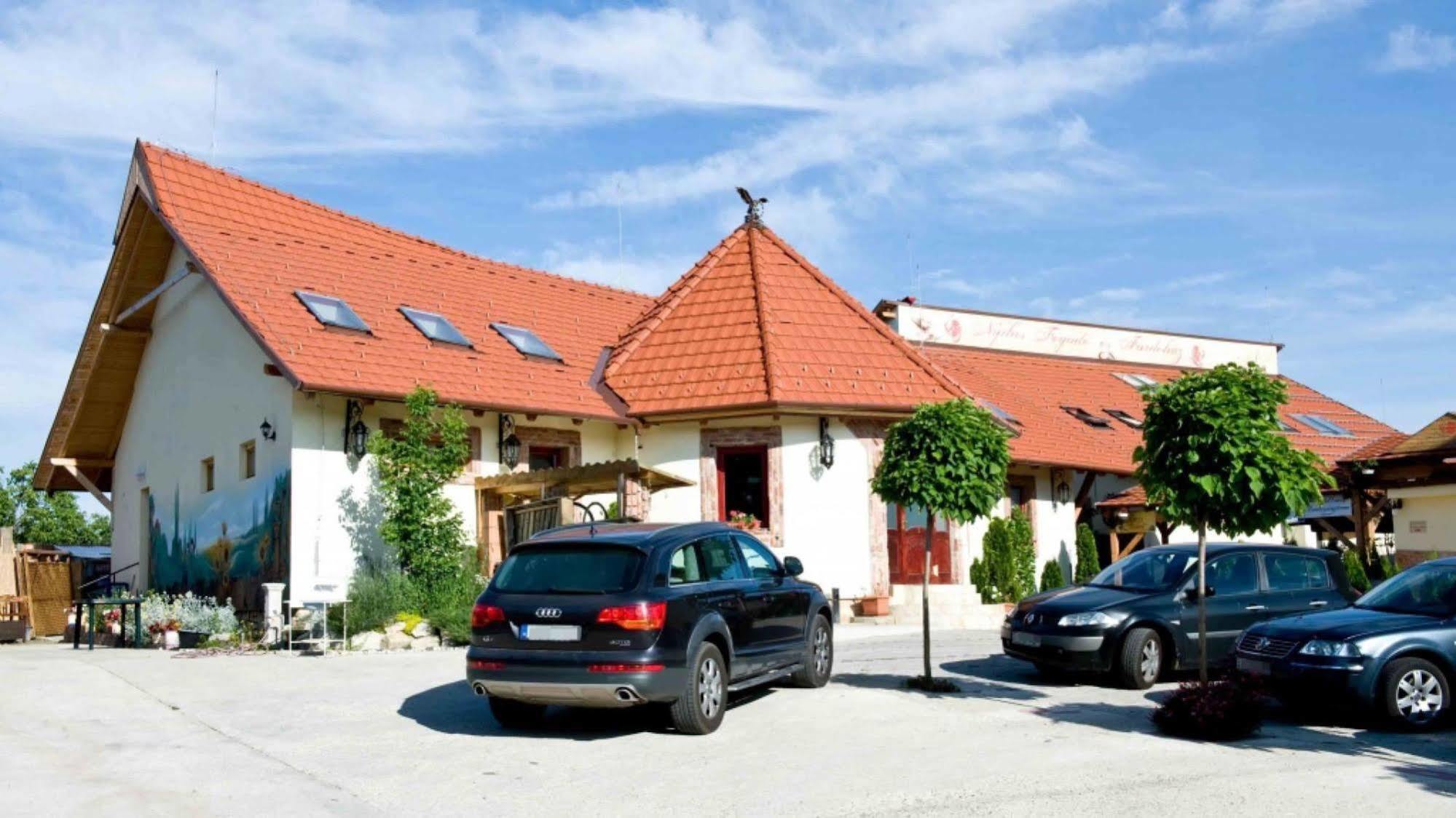 Nyilas Fogado Hotel Nyíregyháza Esterno foto